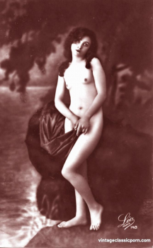 Очень древнее эротическое фото с голыми девушками
