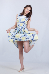 Молодая модель снимает платье и встав раком на коленях, показывает голую попку