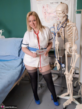 Толстая медсестра в палате показывает огромные сиськи и голую жопу