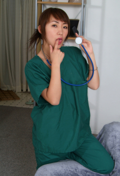 Медсестра азиатка показала маленькую грудь и плоскую попку