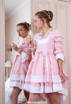 Красотка в розовом пышном платье позирует перед зеркалом