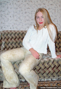 Блондинка в обтягивающих штанах обнажает своё тело
