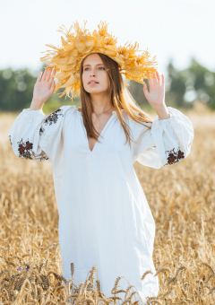 Девушка в пшеничном желтом поле позирует голая осенью