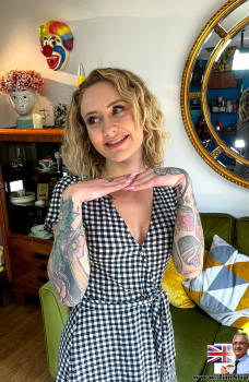 Грудастая блондинка с татуировками позирует голая дома
