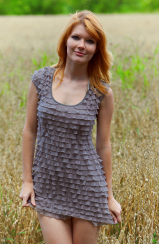Голая девка с рыжими волосами в поле