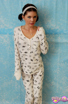 Молодая девушка в пижаме