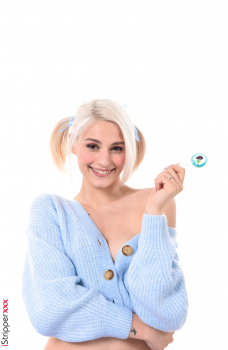 Голая блондинка в голубой кофте с мягкой игрушкой