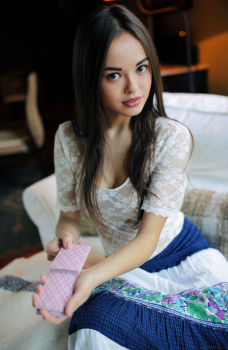 Девушка играет в покер на раздевания