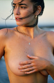 Мокрая Sarah Stephens (Сара Стивенс) на пляже