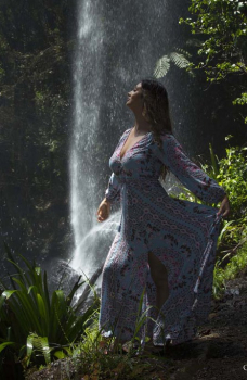 Scarlett Morgan (Скарлетт Морган) голая в лесу с водопадом