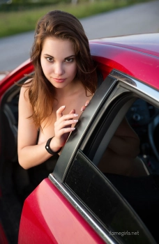 Голая девушка в красной машине