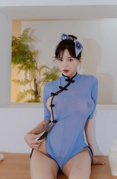 Кореянка в прозрачном голубом платье
