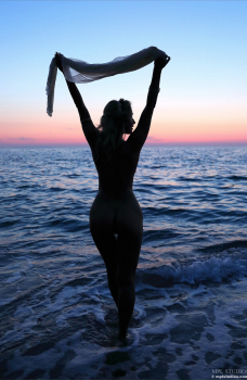 Афродита на море во время заката