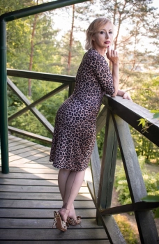 Зрелая дама в леопардовом платье